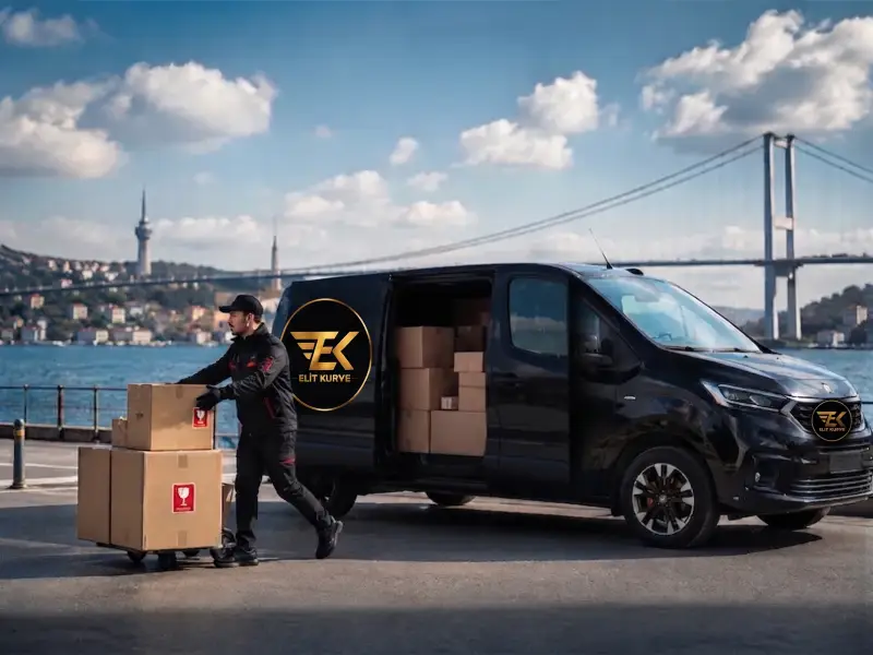 Dent Kurye personeli, İstanbul Boğazı manzarasında araçlı kurye ile hacimli ve üzerinde kırılabilir etiketi olan hassas kolileri taşıyor.