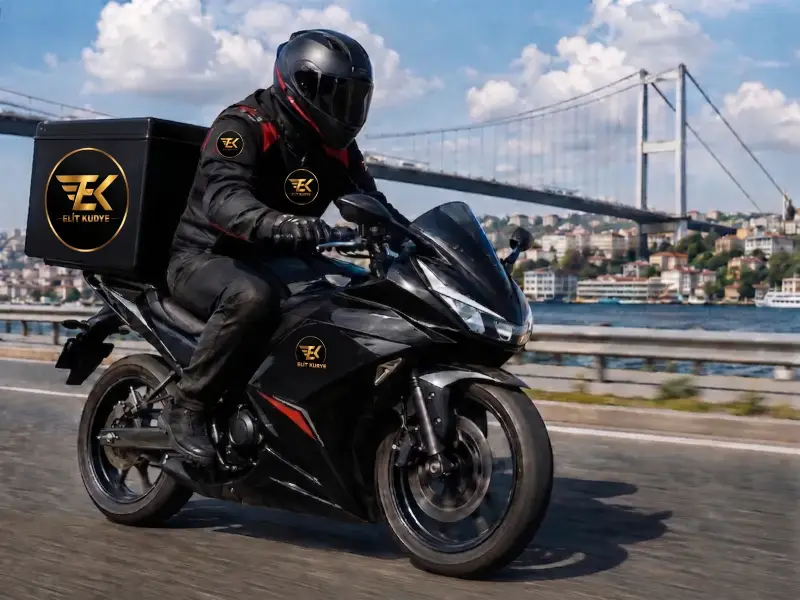 Moto kurye şehir içi trafiği aşarak gönderiyi hızlı şekilde teslim noktasına ulaştırıyor